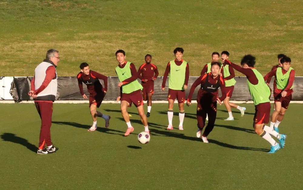 世俱杯冠军-场上激烈对抗，球员表现力不可忽视