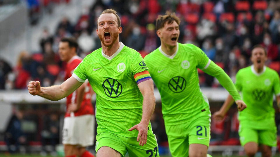 沃尔夫斯堡队胜出率先登顶积分榜的简单介绍