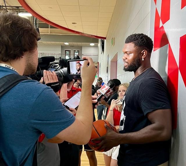 关于鹈鹕队主教练晒训练照，期待球队回暖的信息