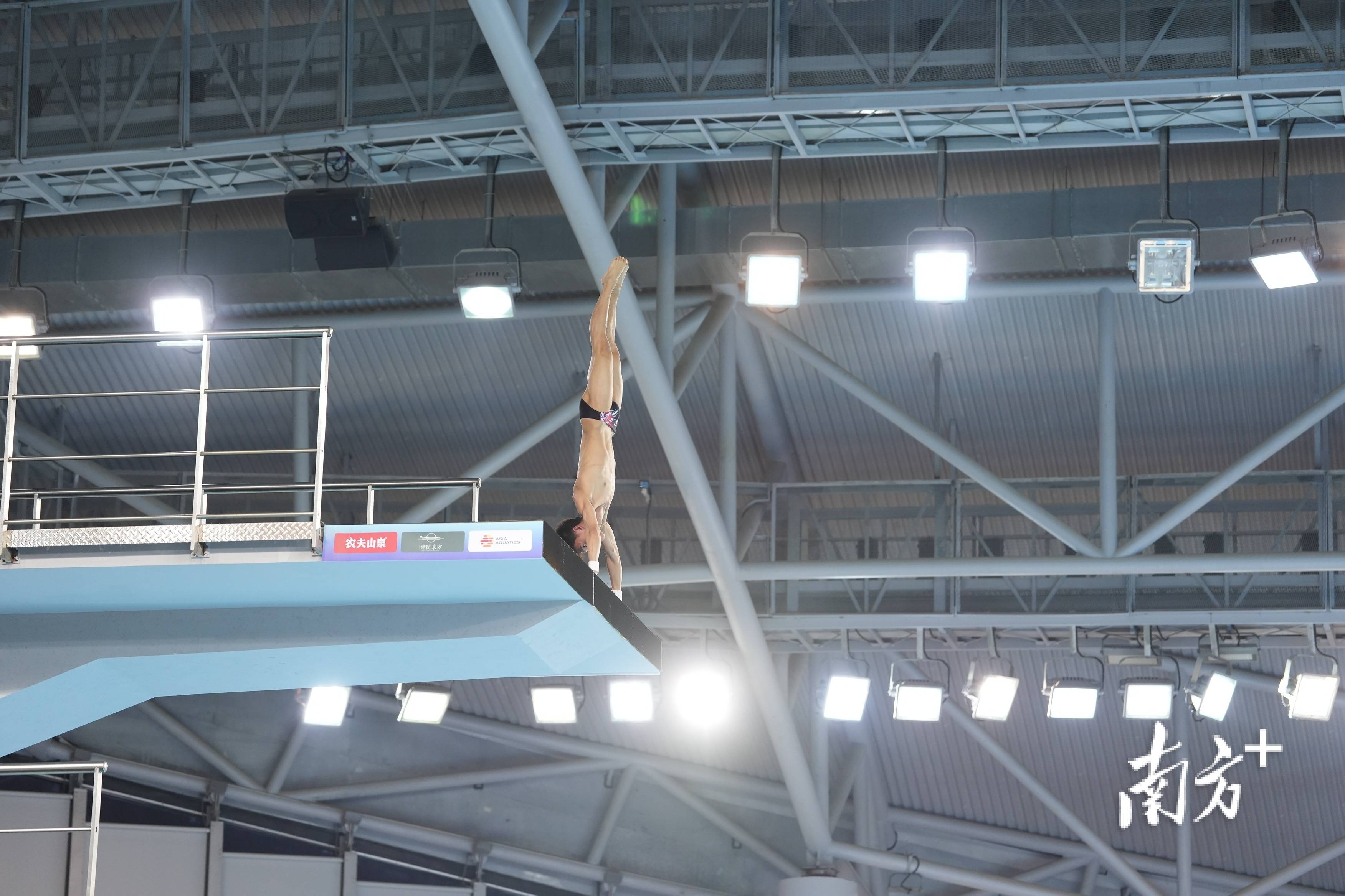 乌克兰跳水队实现完美比赛，夺冠