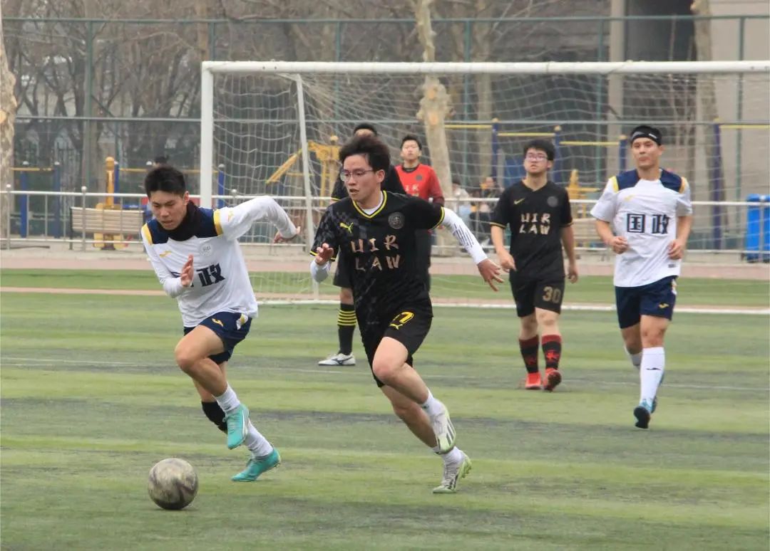 精彩足球比赛，运动员们拼尽全力