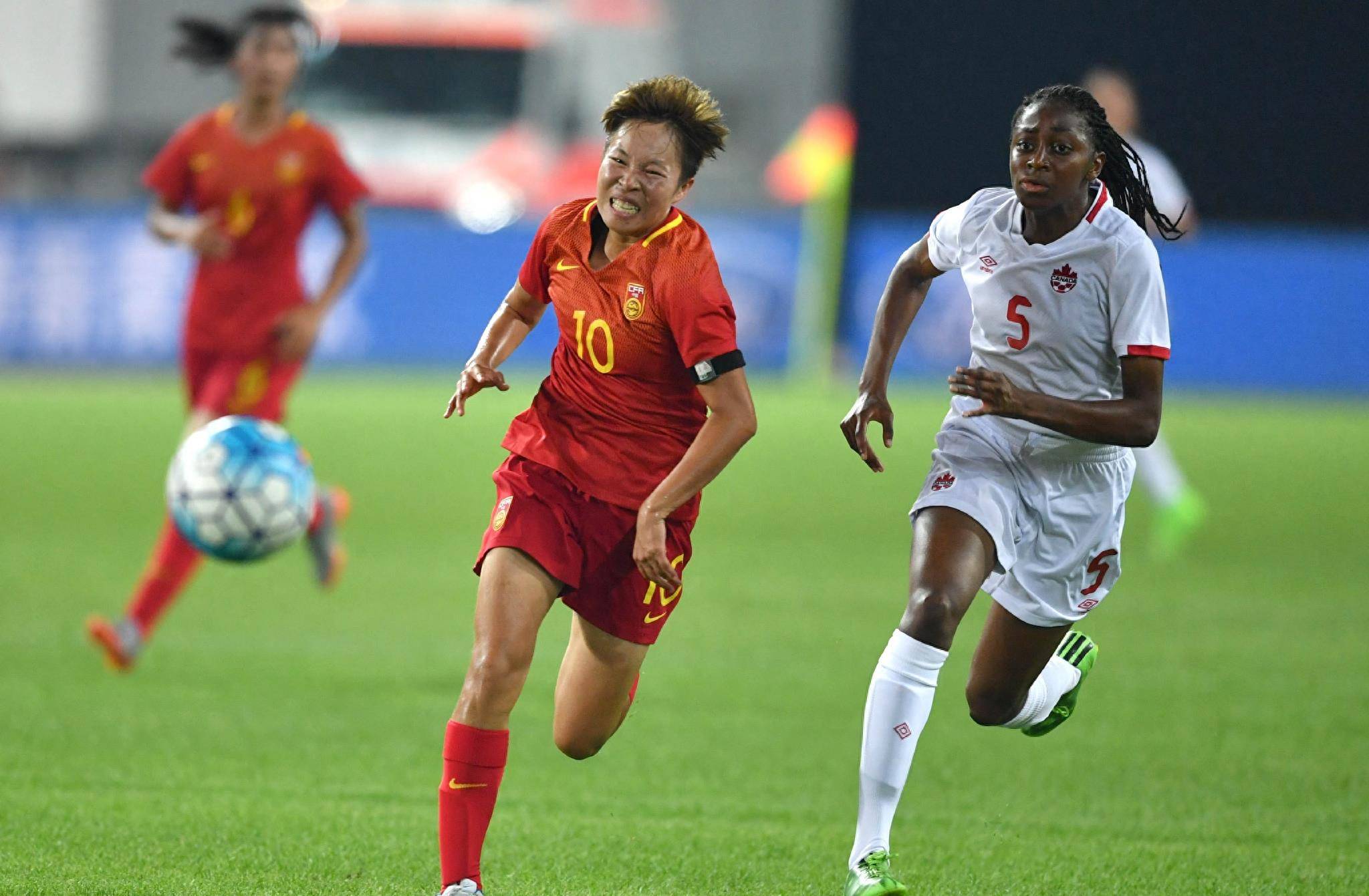 世俱杯时间-越南女足球员奋力拼搏，为国争光耀眼风采的简单介绍