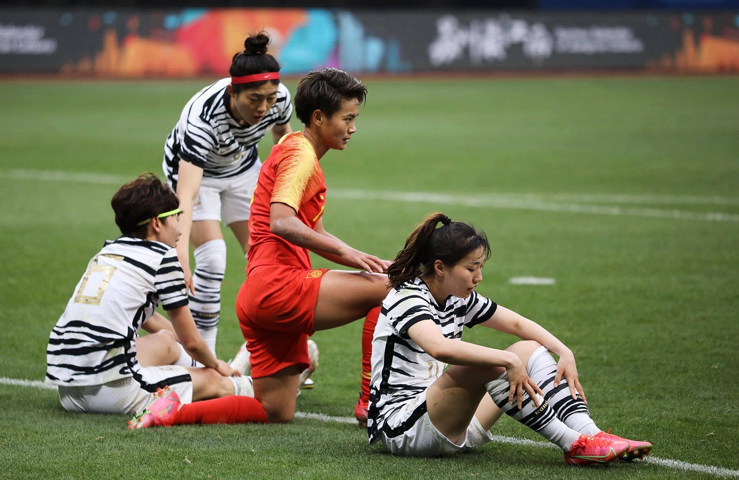 越南女足球员奋力拼搏，为国争光耀眼风采的简单介绍