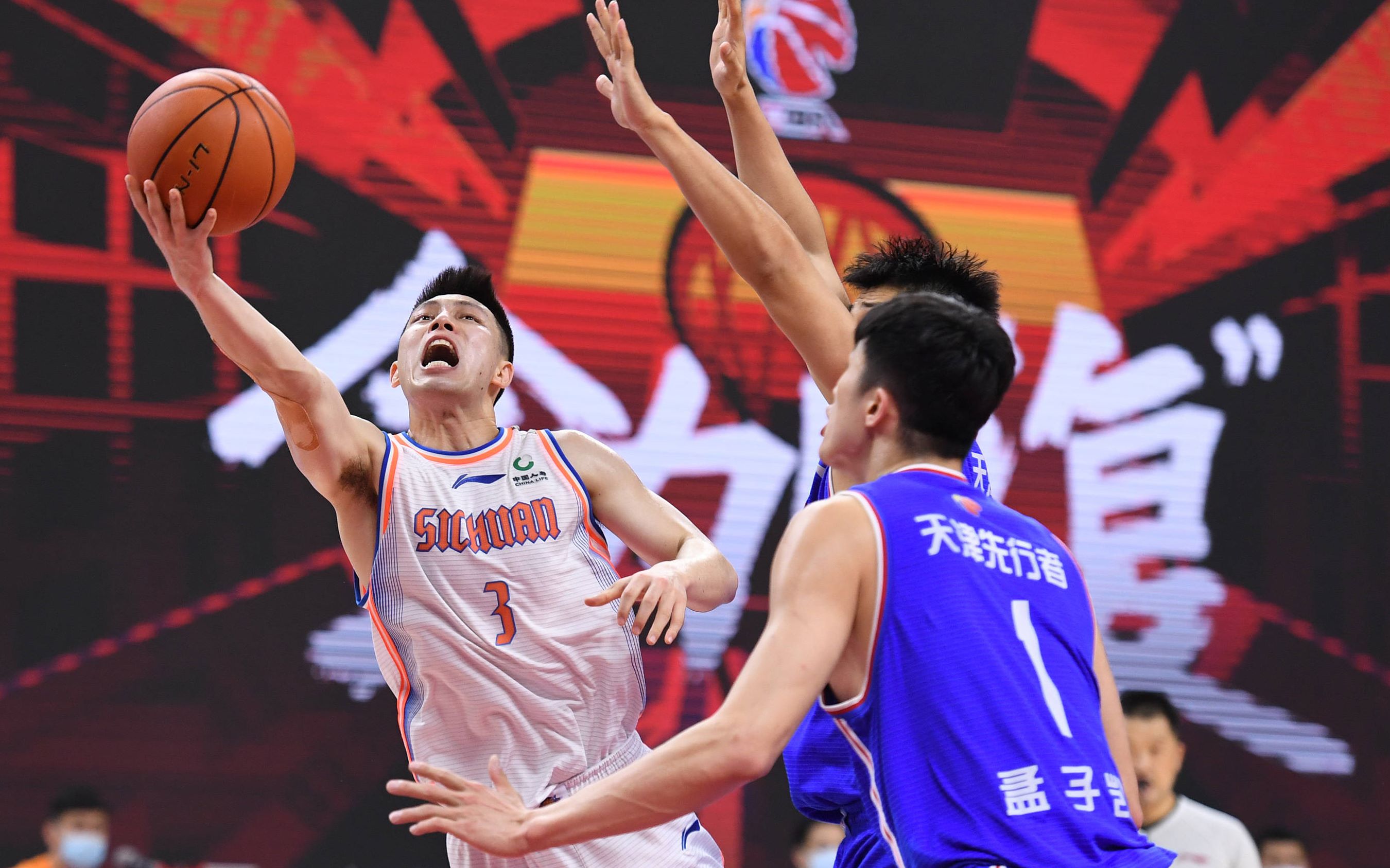 新秀异军突起震撼赛场，篮球大赛愈显火爆