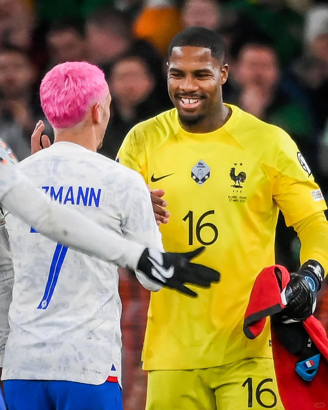 里昂队前锋表现抢眼，法国足坛掀起新一轮争议