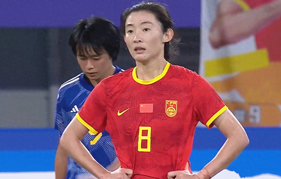 骄傲的女足队员，斗志昂扬争夺荣耀称号