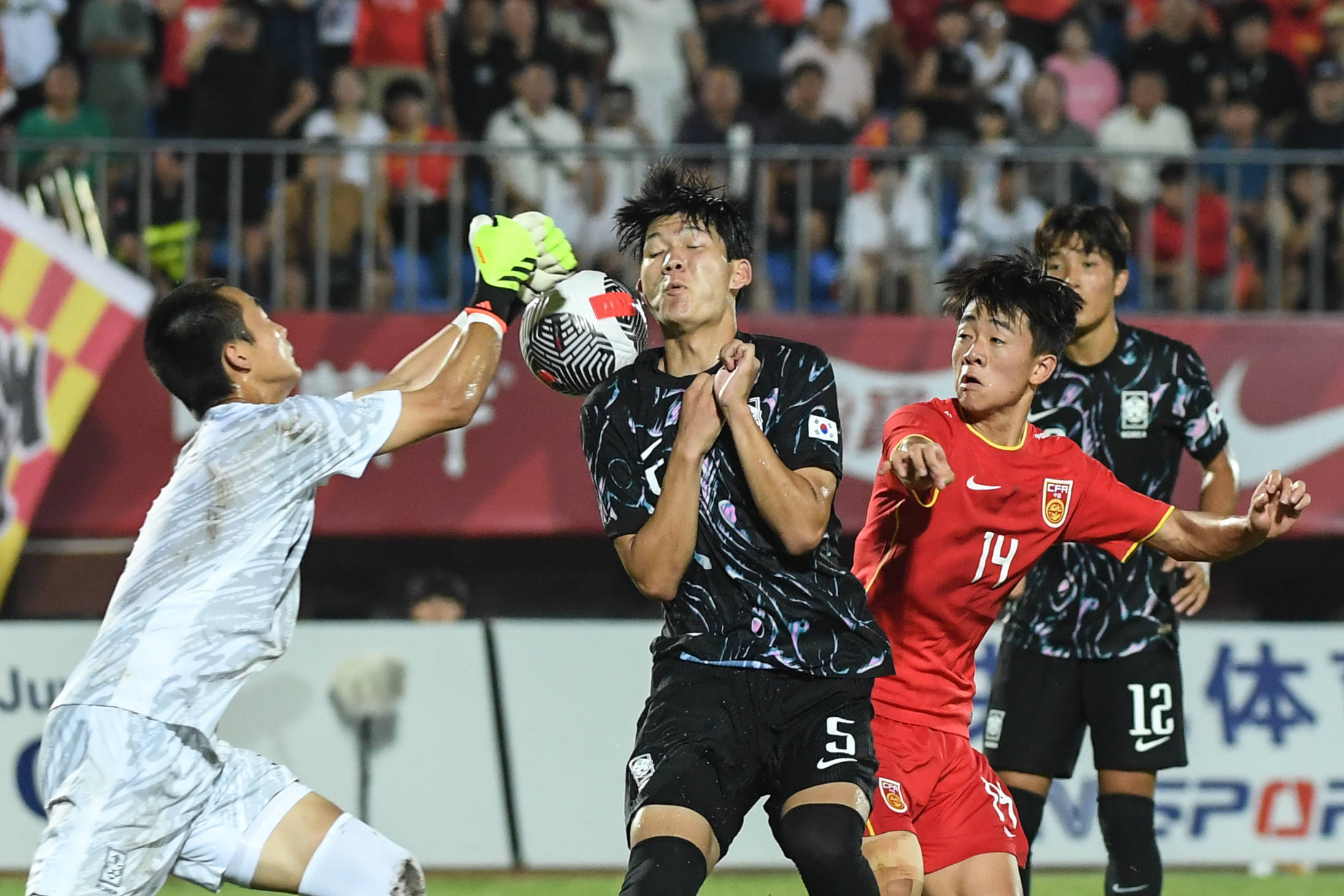 亚洲足球锦标赛现场直播，中国队表现亮眼