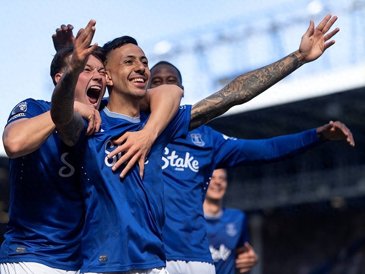 南安普顿主场取胜，升至中游位置