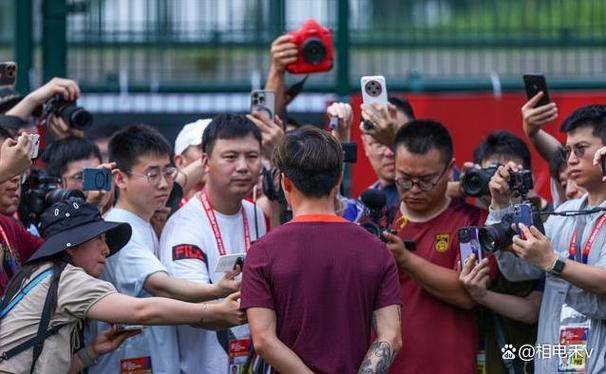 世俱杯奖金-国内足球赛事引爆热议，球迷热情高涨