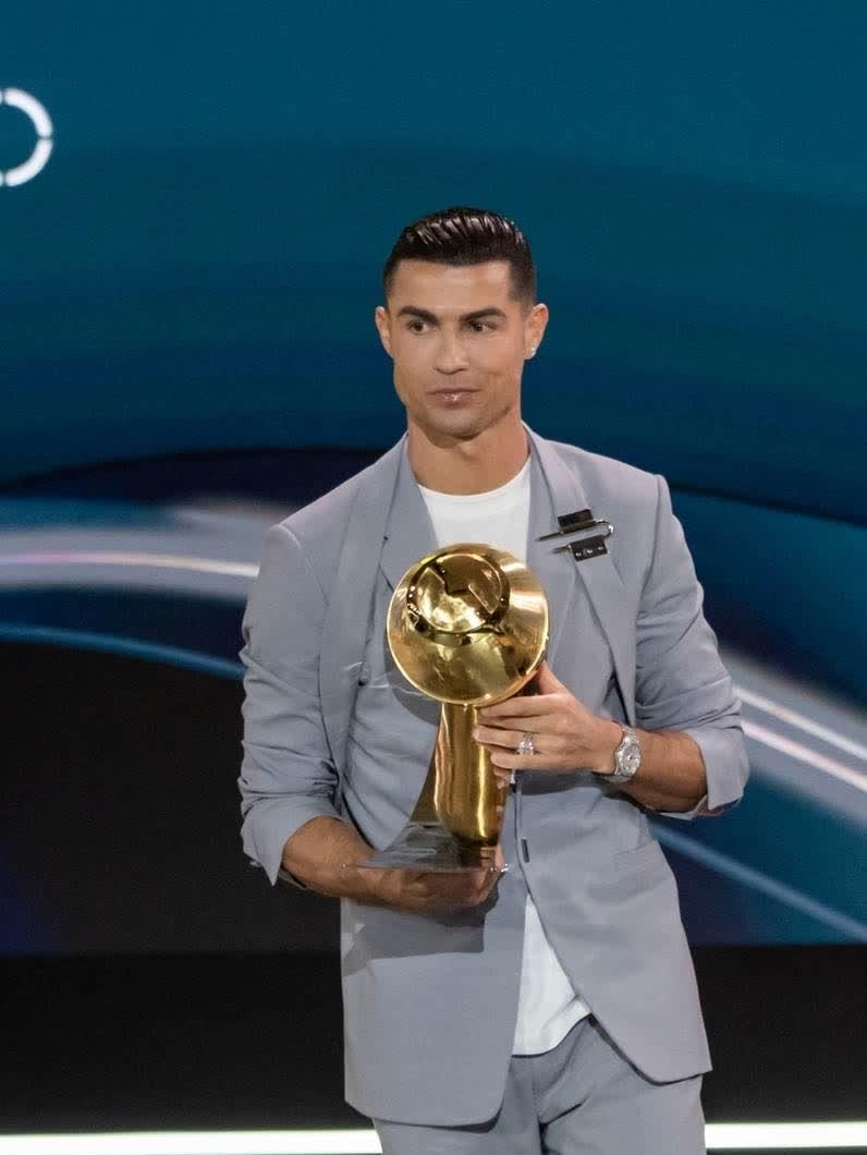 世俱杯决赛-C罗再次成为焦点球员，为球队带来冠军奖杯