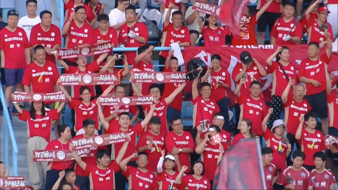 足球运动盛事：球队备战比赛，球员全力以赴