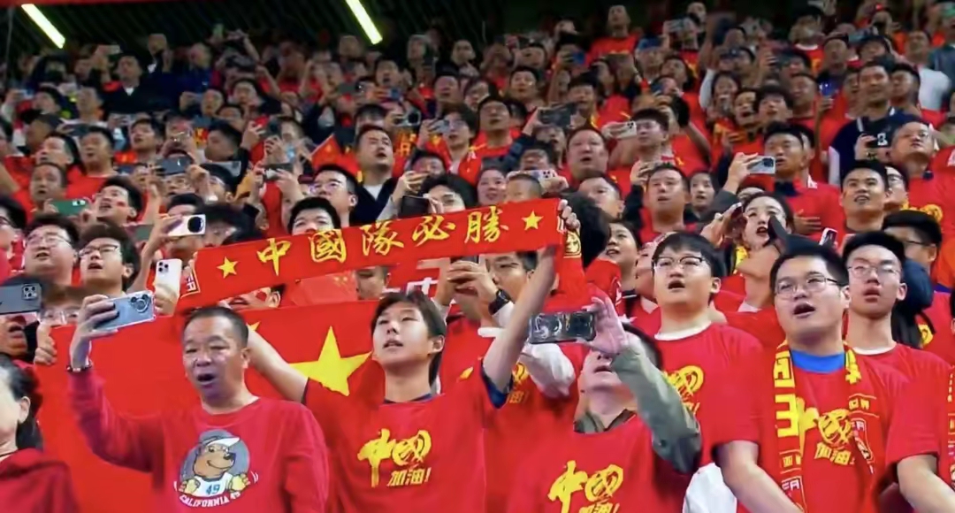 包含现场气氛火爆，球迷尽展热情支持的词条