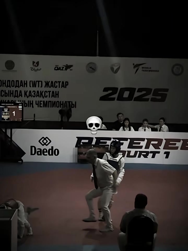 加拿大运动员在跆拳道比赛中击败对手