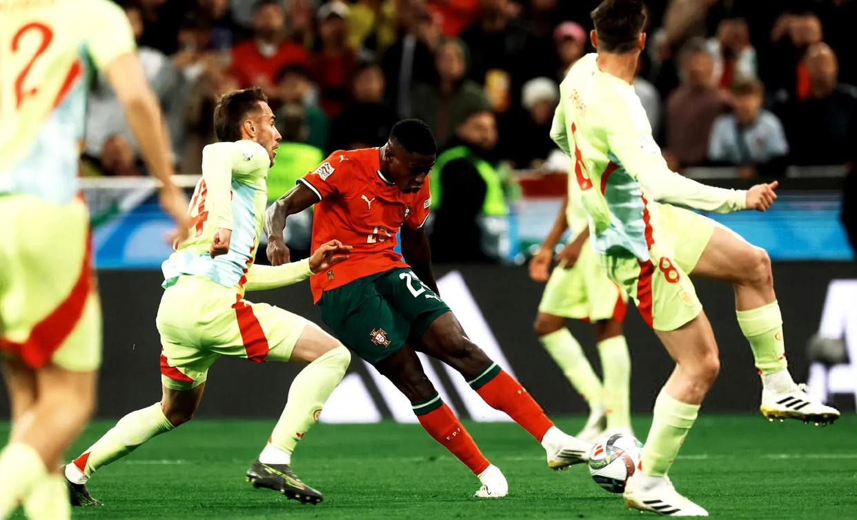 包含葡萄牙客场险胜卢森堡，小组头名稳固的词条