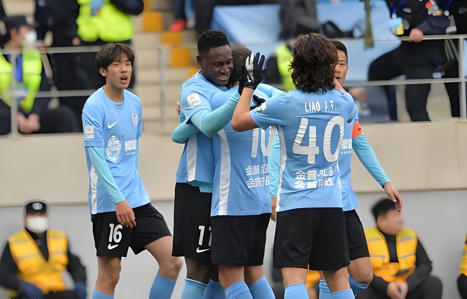 世俱杯2025-青岛队主力球员成为焦点，表现突出引人注目