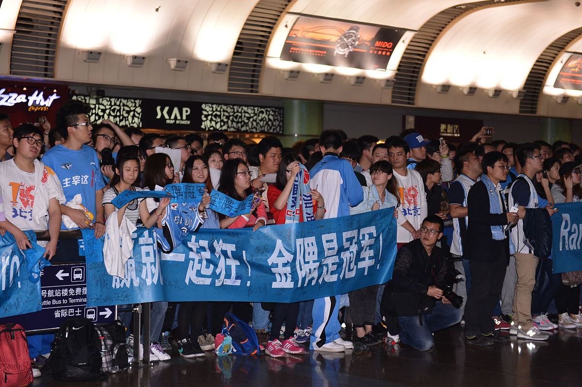 一场体育赛事引发了现场观众的欢呼