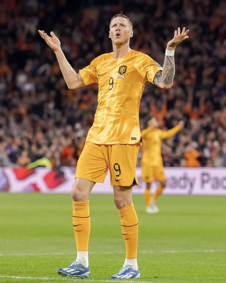 包含荷兰国家队大胜拉脱维亚，锁定欧洲杯资格的词条