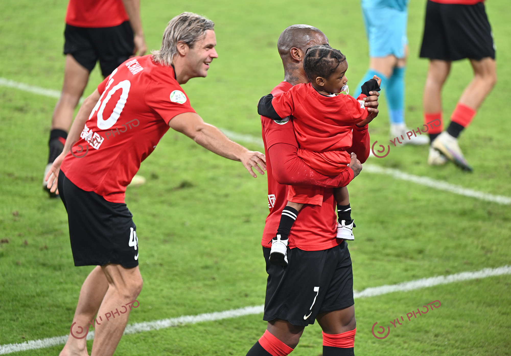 两队在赛场上缠斗，实力悬殊引发球迷关注