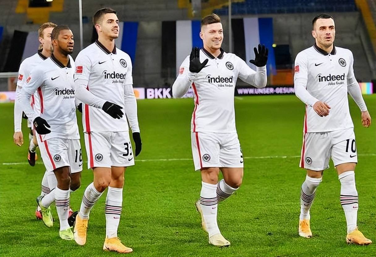 法兰克福球员助球队实现逆转