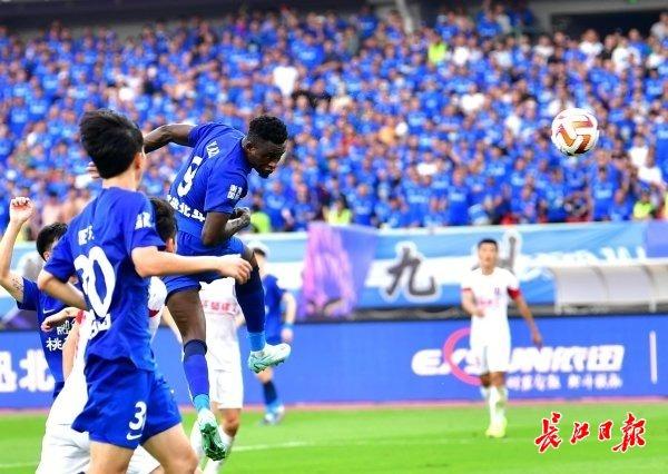 世俱杯2025-客场作战难度增大，球队全力抗衡取得平局