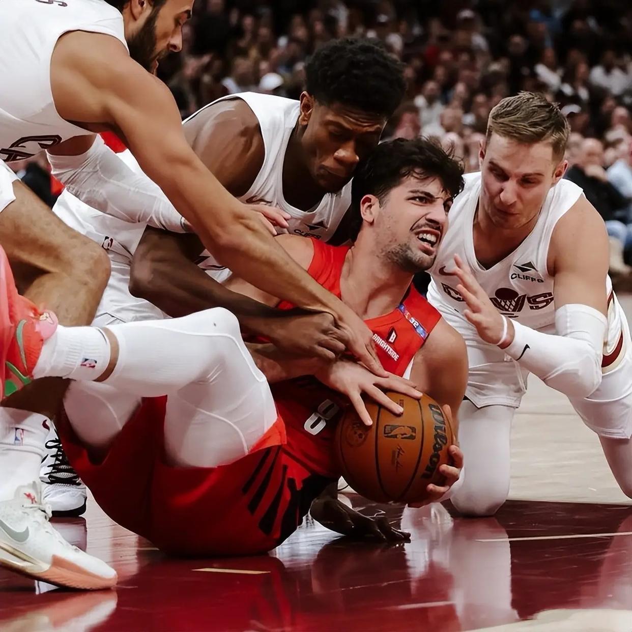 包含老鹰队新秀表现出色，球队升起爆发潜力的词条