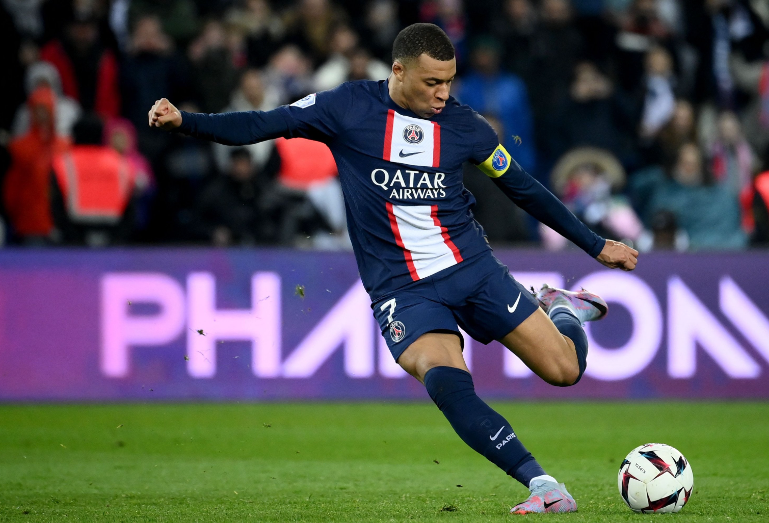 世界级球员表现抢眼，全队表现平稳