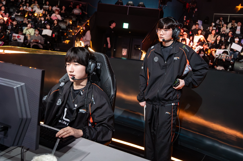 包含HLE轻取DRX，Peanut打出惊人五杀峡谷大战成都决赛之夜，让粉丝疯狂欢呼的词条