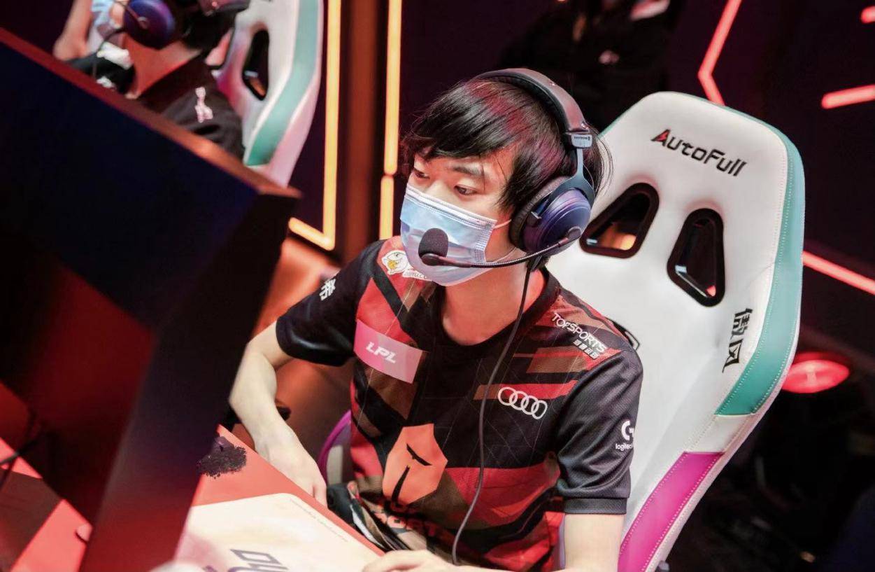 世俱杯官网-HKA碾压TES，Scout极限生还后反打鏖战多局全球总决赛，锁定晋级资格