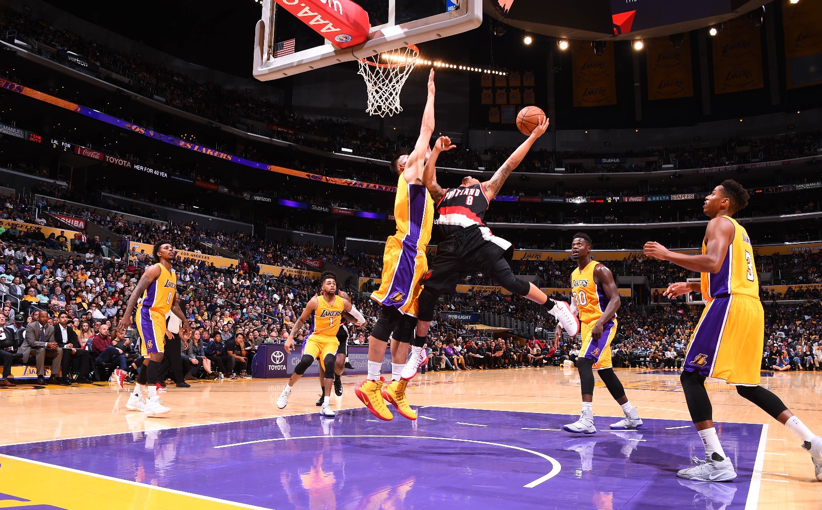 骑士不敌黄蜂，拉塞尔砍下30+10