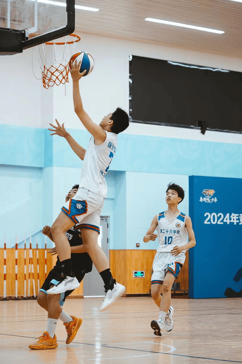 现代篮球比赛备受瞩目，势不可挡